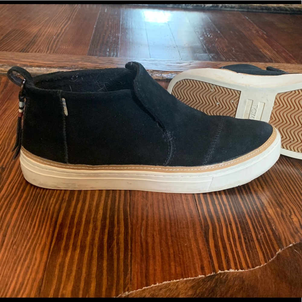 Toms suede shoes